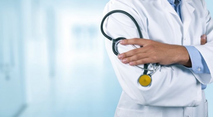 اغلاق مركزين صحيين بعد اصابة طبيبين