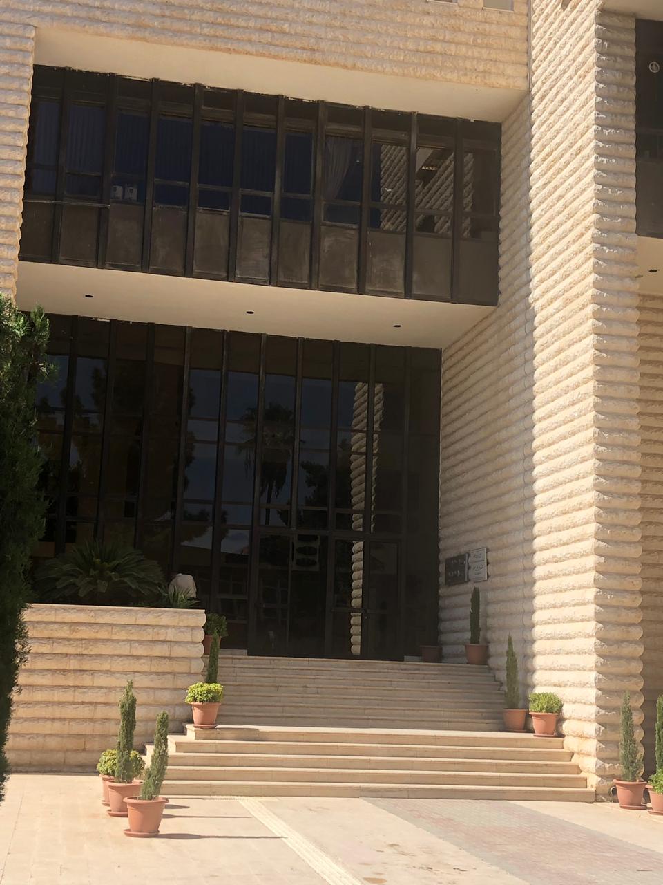 إصابة موظفة في مبنى رئاسة الجامعة