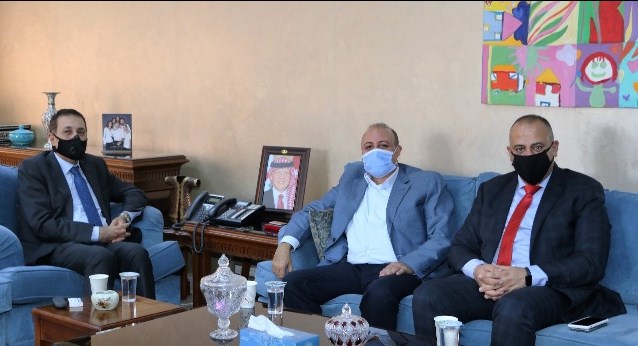 النعيمي يشكر عمان الاهلية لتخصيصها منحا