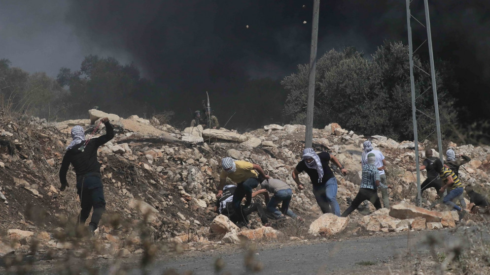 إصابة 7 فلسطينيين واختناق العشرات في