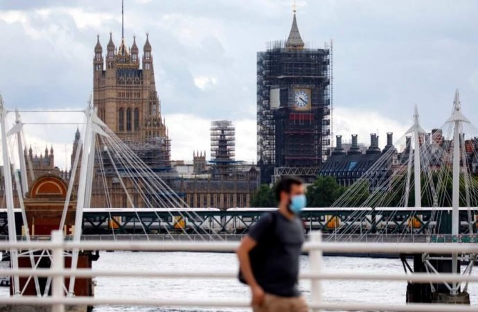 صحيفة: بريطانيا تستعد لعزل عام اجتماعي