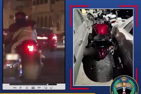 سائق دراجة متهور ويحمل طفلة.. .