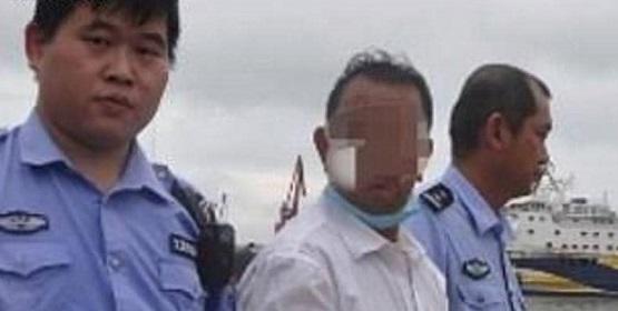 رمى ابنه في البحر طمعا بمال