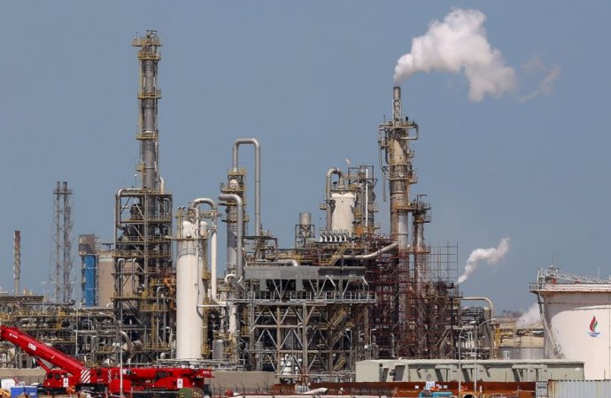 أسعار النفط تتراجع بشكل طفيف