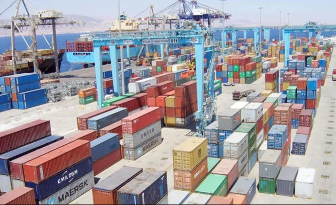 مخاطبات رسمية تطلب إخراج «حاويات خطرة»