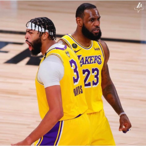 ليكرز يهزم ميامي ويحسم أول مواجهة