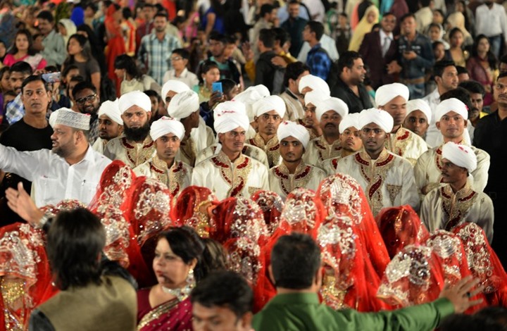 وزير هندي يهدي 700 عروس ’أسلحة‘