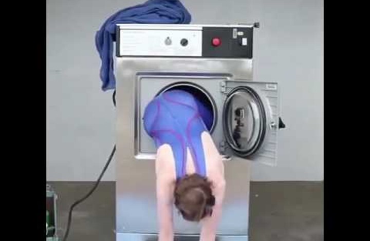 مغامرة مميتة.. رجل يستحم في غسالة