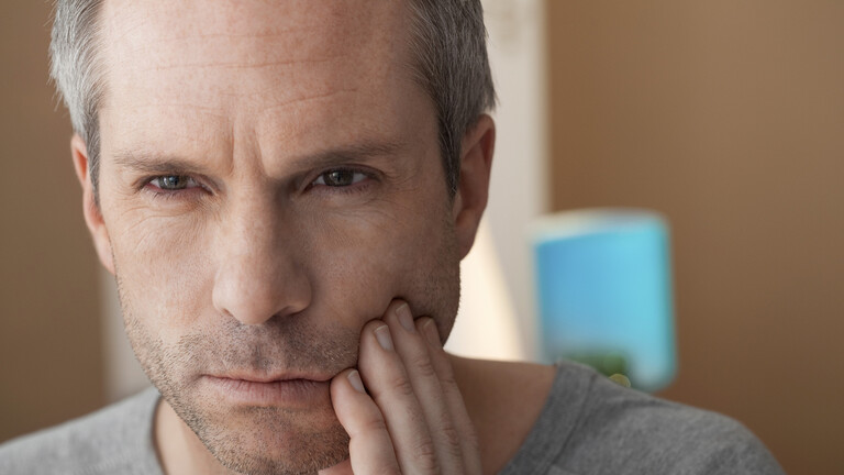 لماذا يعاني الكثيرون من صرير الأسنان؟