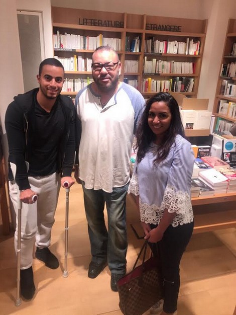 ملك المغرب يتجوّل في شوراع باريس..