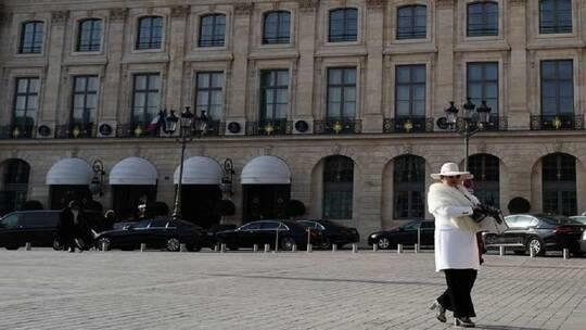 باريس تغلق الحانات للحد من تفشي