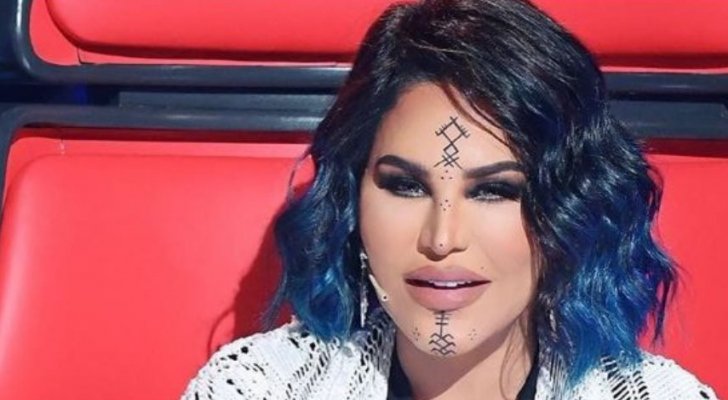 أحلام تتطوع بأخذ جرعة من لقاح