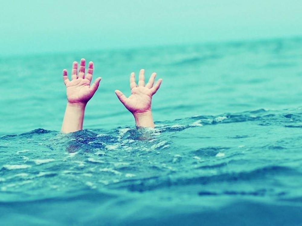 انقاذ فتى من الغرق اثناء ممارسته