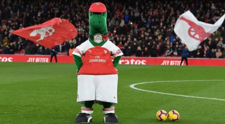 أوزيل يتكفل براتب موظف فصلته إدارة