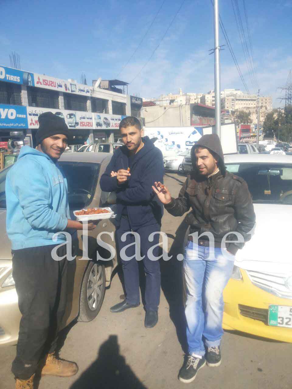 أردنيون يوزعون الحلوى بمناسبة المولد النبوي