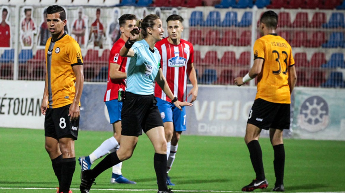 «شرطية مكناس» تدخل تاريخ كرة القدم