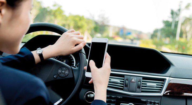 باحثون: استخدام الهاتف أثناء القيادة يغير