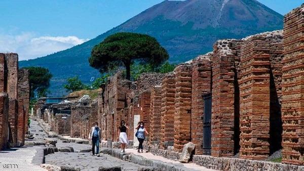 سائحة تعيد آثارا مسروقة بعد 15