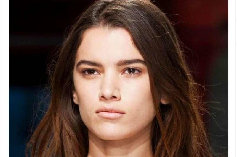 عارضة أزياء شهيرة تتسول في الشارع