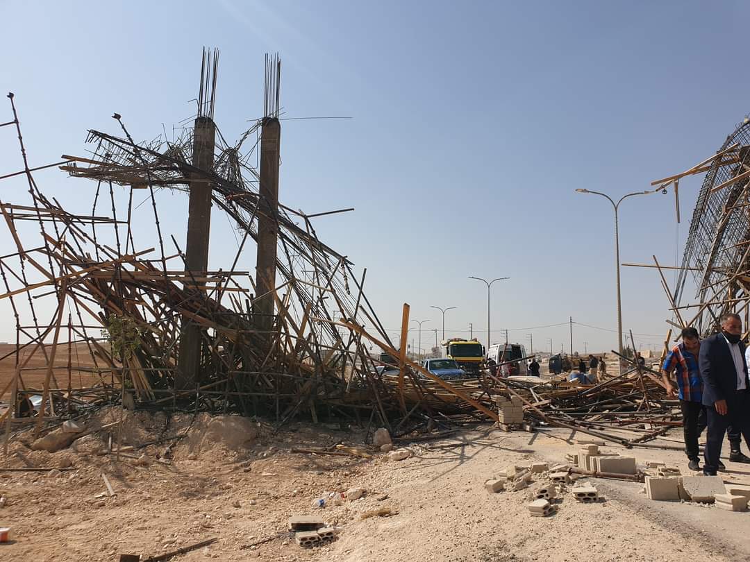 انهيار بوابة المفرق بسبب سقوط الدعامات