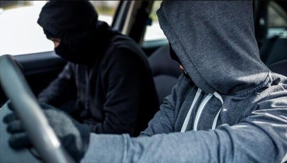 أشخاص يبترون يدي حدث ويفقأون عينيه