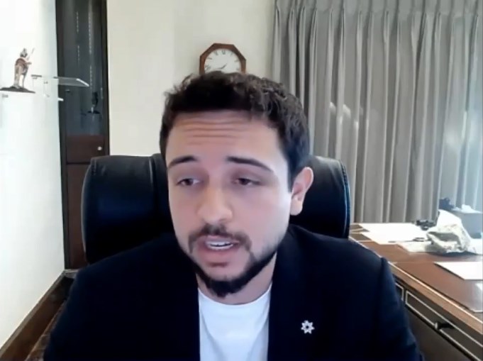 ولي العهد يهنئ طلبة حاصلين على