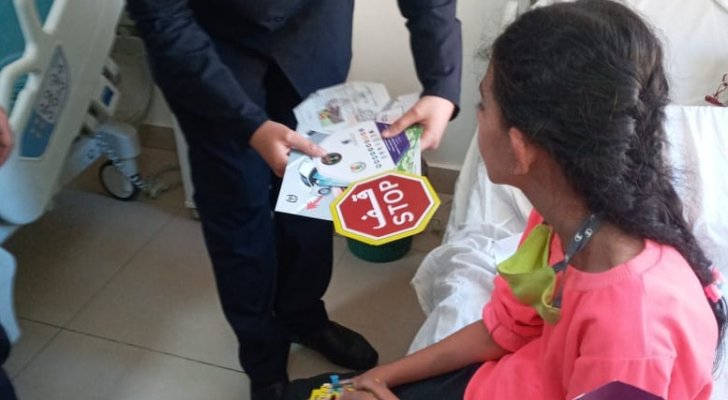 الأمن يلبي نداء طفلة على سرير