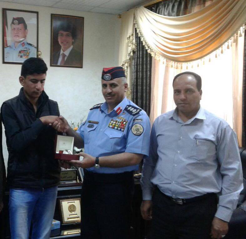 مدير شرطة الطفيلة يكرم طالب مدرسي