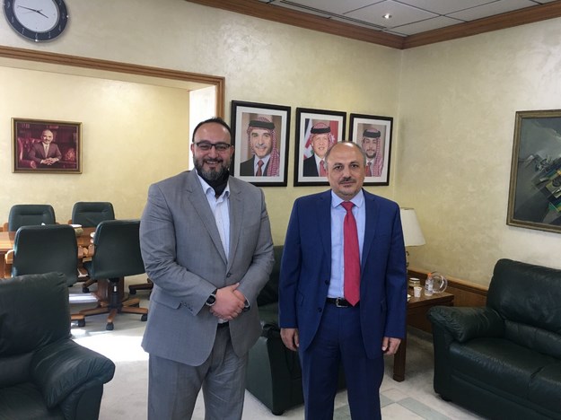 البنك المركزي وأكاديمية «شارك» يبحثان آخر