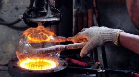 لإحياء حرفة تحتضر.. نافخة زجاج مصرية