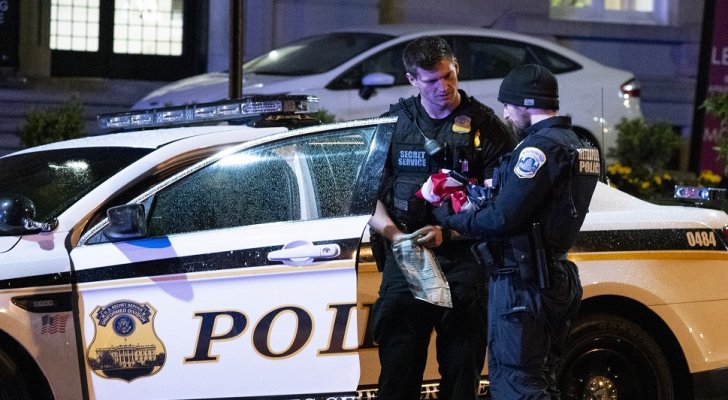 أمريكية تلقي رضيعيها في القمامة.. والقضاء