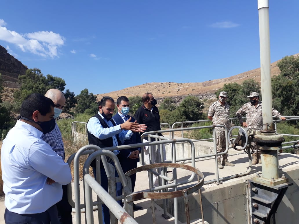 وزير المياه والري يطلع على مصادر المياه