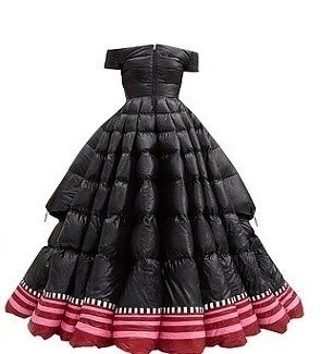 سخرية من شركة أزياء صممت فستان