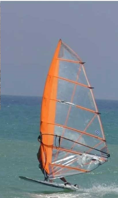 سبعينية جزائرية تحترف ركوب الأمواج