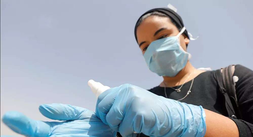 ماذا تختار: التقيد التام بالكمامة والتعقيم