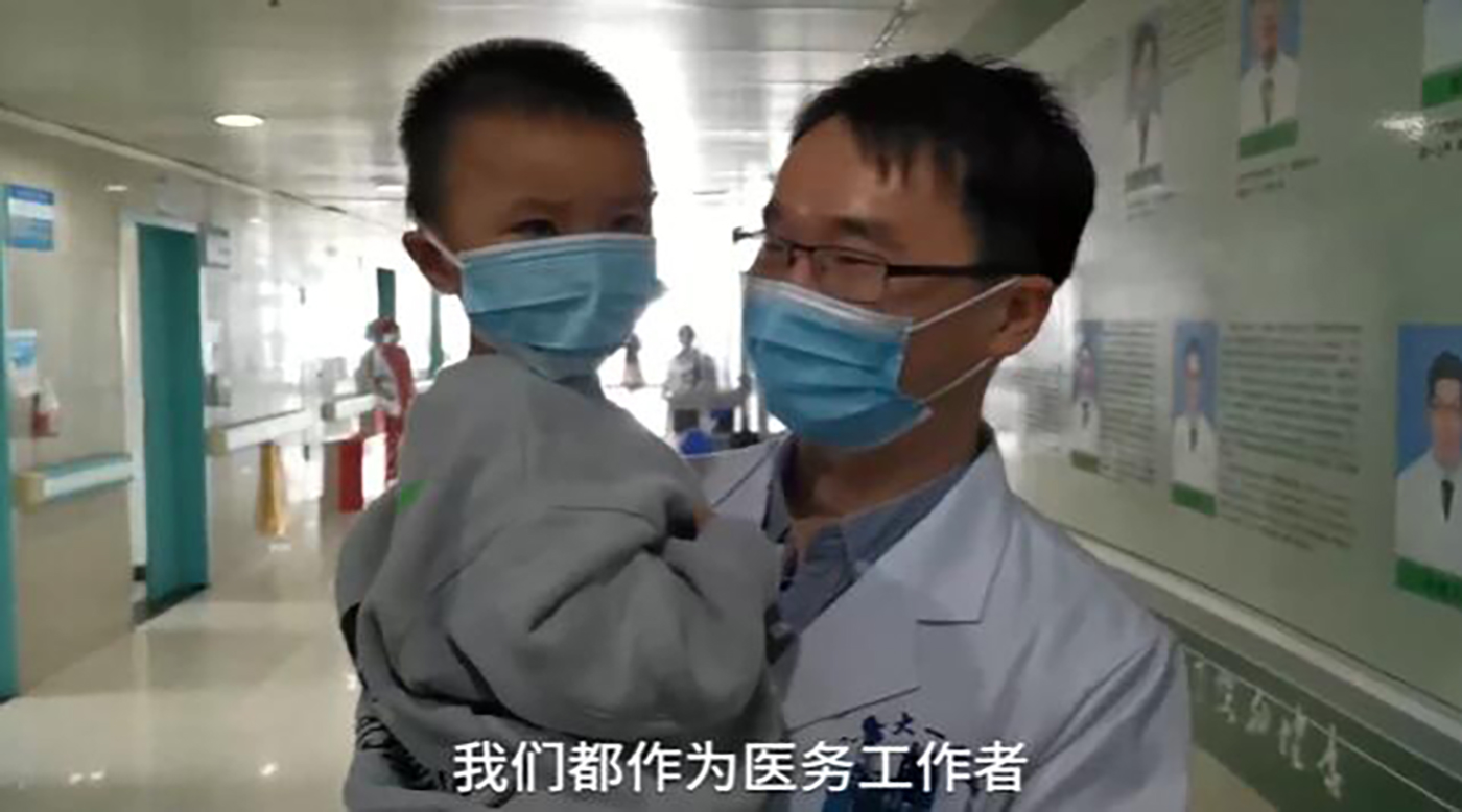 عريس يترك حفل زفافه وعروسه تثني