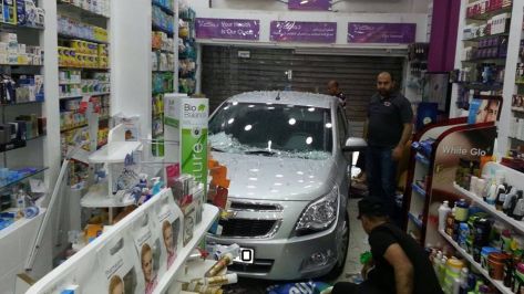 سيارة تقتحم صيدلية في الجاردنز (صور)