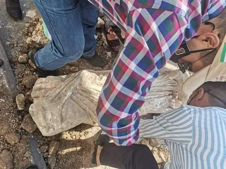 العثور على تمثال أثناء الحفر مقابل