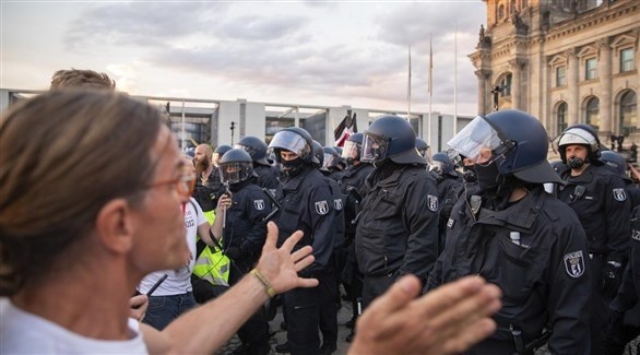 مسن ألماني يرش رذاذ الفلفل على