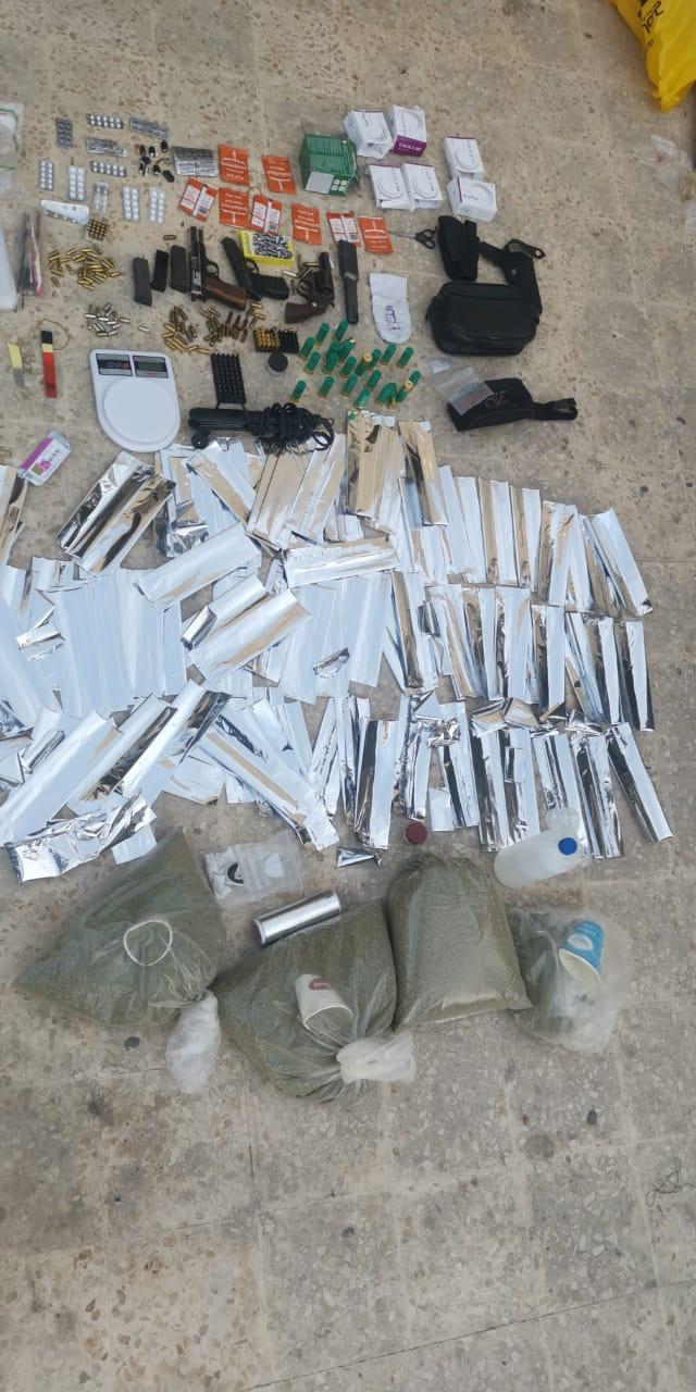 ضبط 12 مروجا للمواد المخدرة وضبط