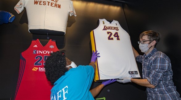 عرض قميص كوبي براينت في متحف