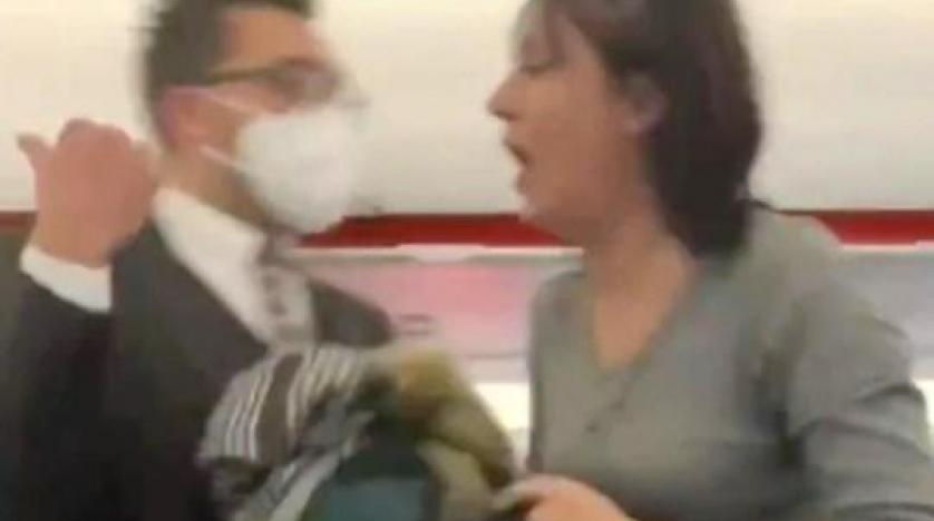 مسافرة ترفض ارتداء الكمامة وتسعل في