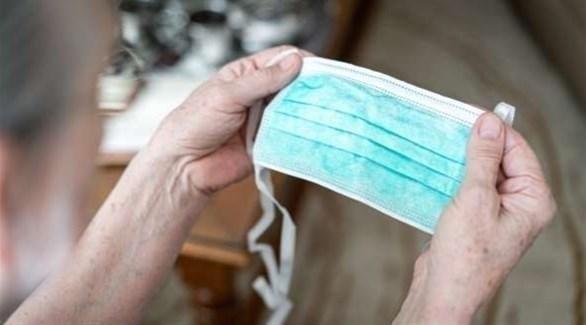 مخاطر ارتداء الكمامة على الذقن