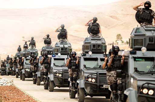 القبض على 93 شخصا بينهم 3