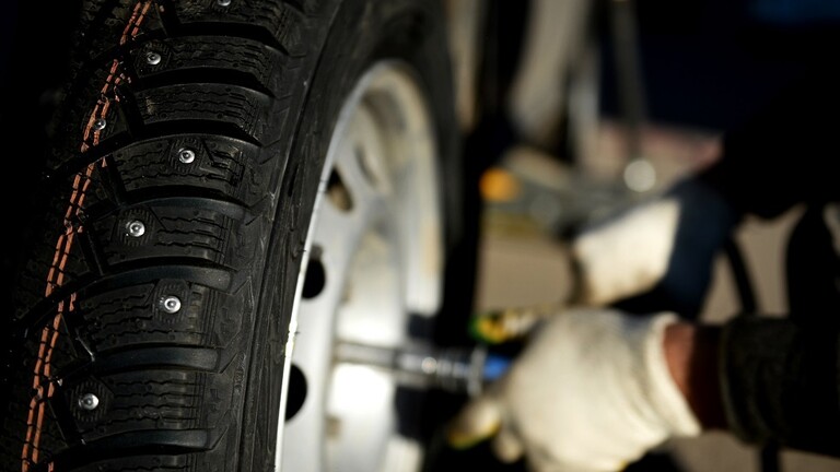 شاب قام بتغيير عجلة سيارة على