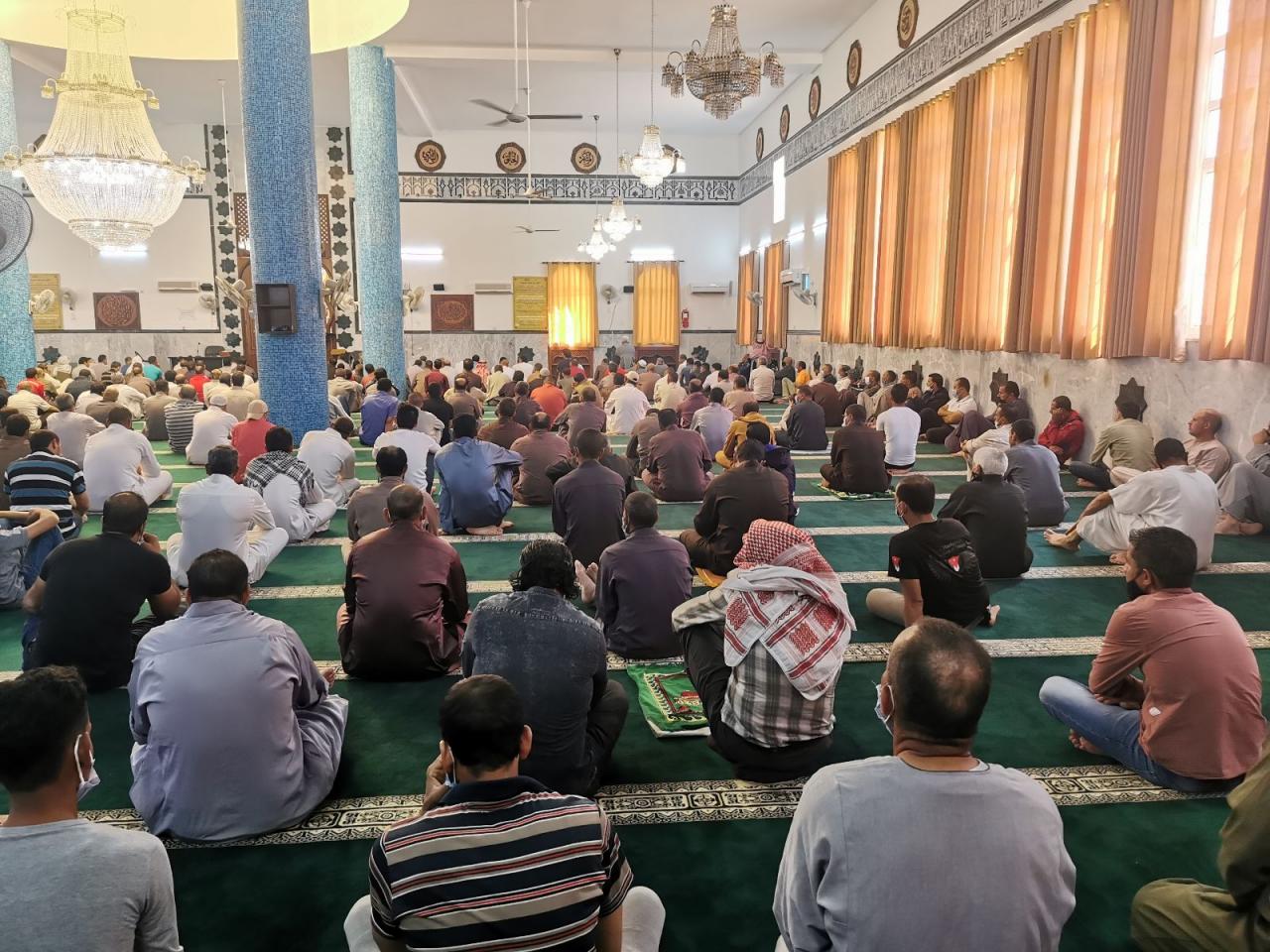 الأردنيون يؤدون صلاة الجمعة في المساجد