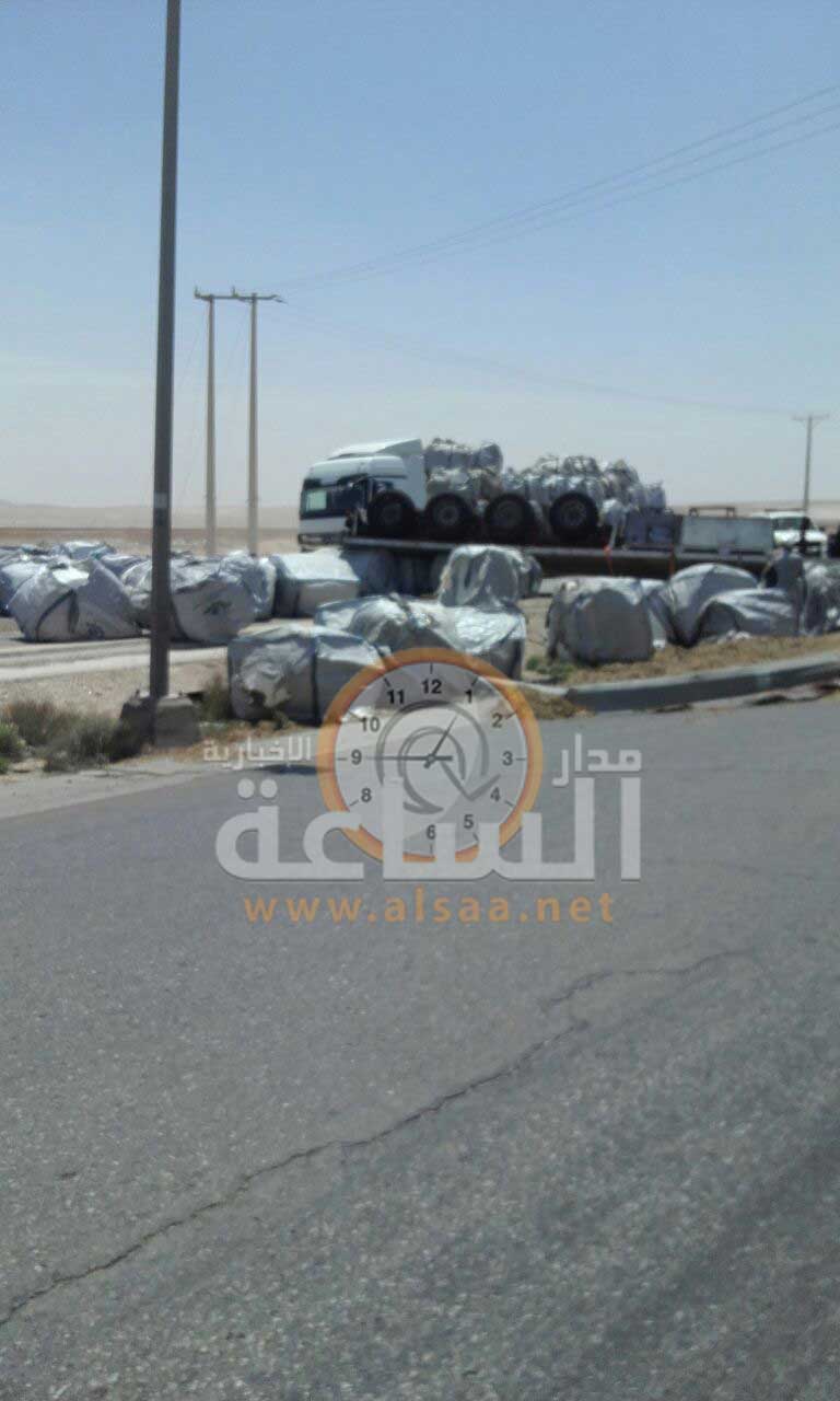 تدهور شاحنة وانقلابها في الحسا