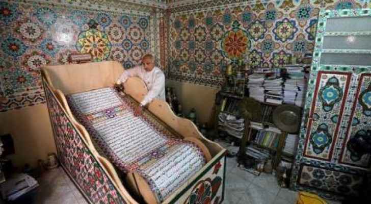 خطاط مصري يسعى لدخول جينيس بمصحف