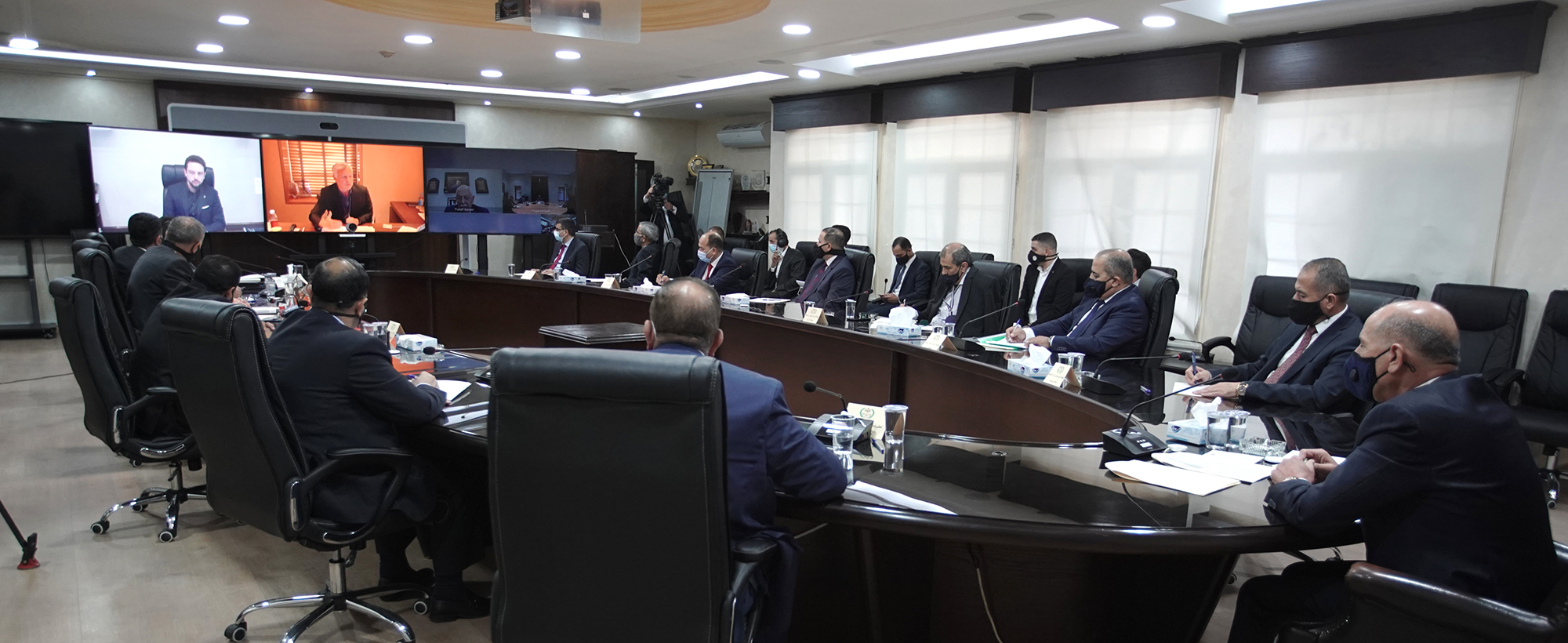 الملك يجتمع مع محافظين.. ويؤكد: لا