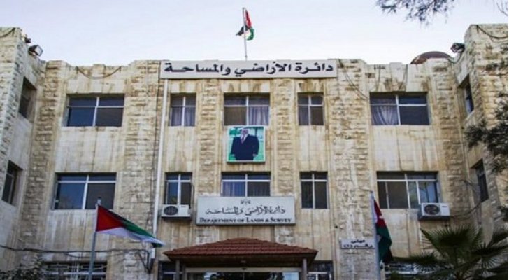 الأراضي تتوقف عن استقبال مراجعيها بمركزها